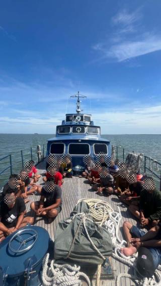 13 PMI Ilegal dan Ribuan Batang Kayu Gagal Dikirim ke Port Klang, Malaysia