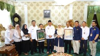 Bupati Herman Terima Dua Penghargaan dari Kementerian Keuangan RI