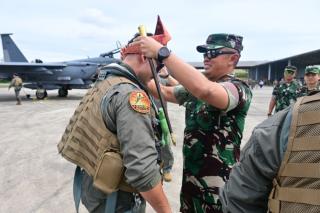 Tiba di Pekanbaru, Danlanud Rsn Pasangkan Tanjak kepada Pilot F-15 USAF 
