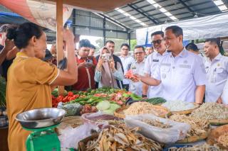 Wako Pekanbaru Tinjau Harga dan Stok Bahan Pangan di Pasar Palapa