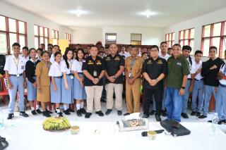 Jelaskan Tentang Hukum, Kasi Penkum Kejati Maluku bersama 2 Narasumber Datangi SMKN 5 dan SMAN 7