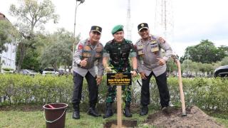 Pangdam Tuanku Tambusai Tanam Pohon Bareng Kapolda Riau