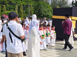Ratusan Anak TK Ikuti Peragaan Manasik Haji di Masjid Raya Annur