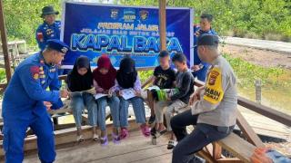 Satpolairud Polres Meranti Hadirkan Kapal Baca dan Bagikan Sembako untuk Warga Pesisir