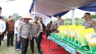  Polda Riau dan Bulog Gelar Operasi Pasar, Beras Dijual Rp11 Ribu/Kilo  Beritariau.com, Pekanbaru – 