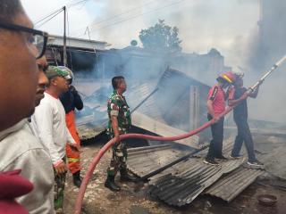 Personel Kodim 0314/Inhil Bantu Padamkan Kebakaran Empat Bangunan di Tembilahan Hulu