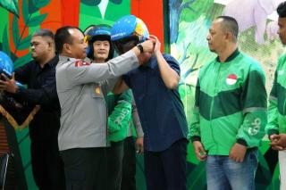 Kapolda Riau Serahkan Helm Khusus untuk Ojol Tuna Rungu