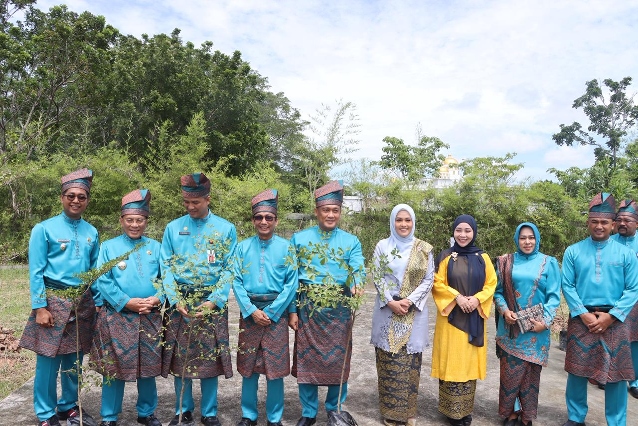 Kapolres dan Bupati Rohil Tanam Pohon di HUT ke-26, Tanam Harapan untuk Lingkungan Berkelanjutan