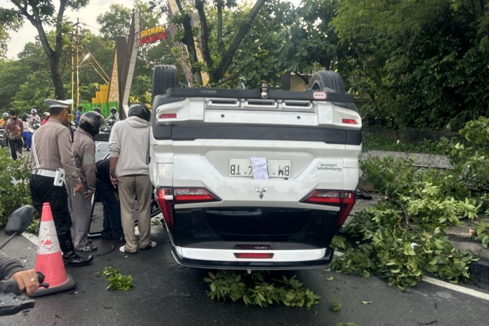 PNS UIN Alami Luka Usai Xpander Tabrak Brio di Simpang Parit Indah Pekanbaru
