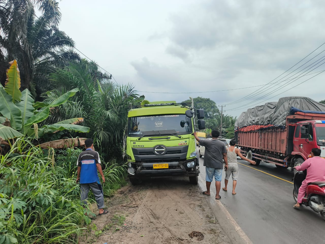 Truk CPO dan Ekspedisi Tabrakan di Jalintim Pelalawan, Lalu Lintas Sempat Macet Sejam