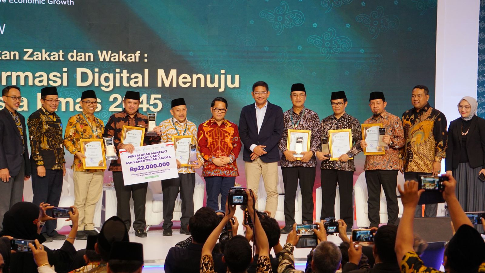 Kanwil Kemenag Riau Raih Penghargaan Pengumpul Wakaf Uang ASN Terbanyak