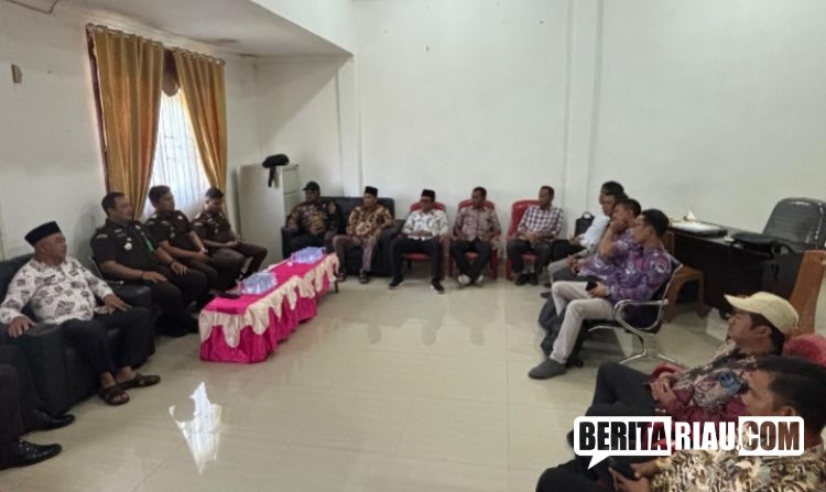 Kejari Rohil ke Panipahan Bahas Hukum dan Penguatan Ekonomi Desa Bersama Pemerintah Kecamatan 