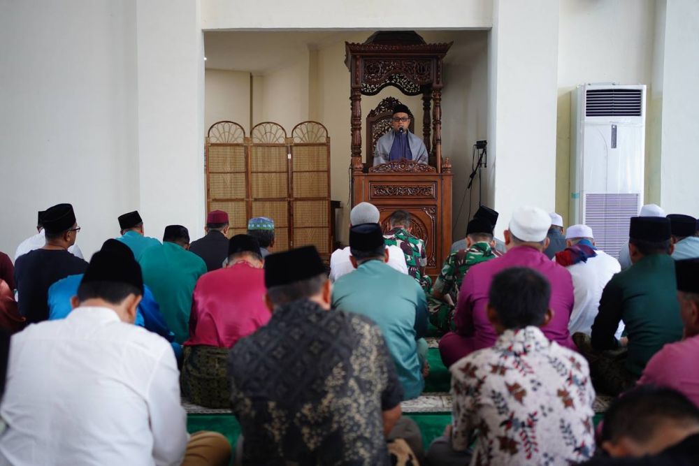 Pemprov Riau Resmikan Masjid Al Maqari Lewat Salat Jumat Perdana
