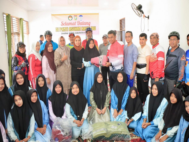Bupati Kampar Ahmad Yuzar Serahkan Bantuan ke Panti Asuhan Kasih Ibu Bangkinang