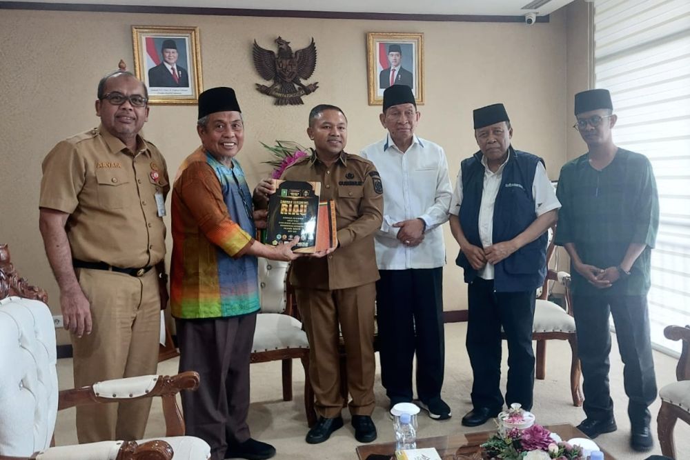 Gubernur Riau Terima Naskah Akademik Daerah Istimewa Riau dari LAMR