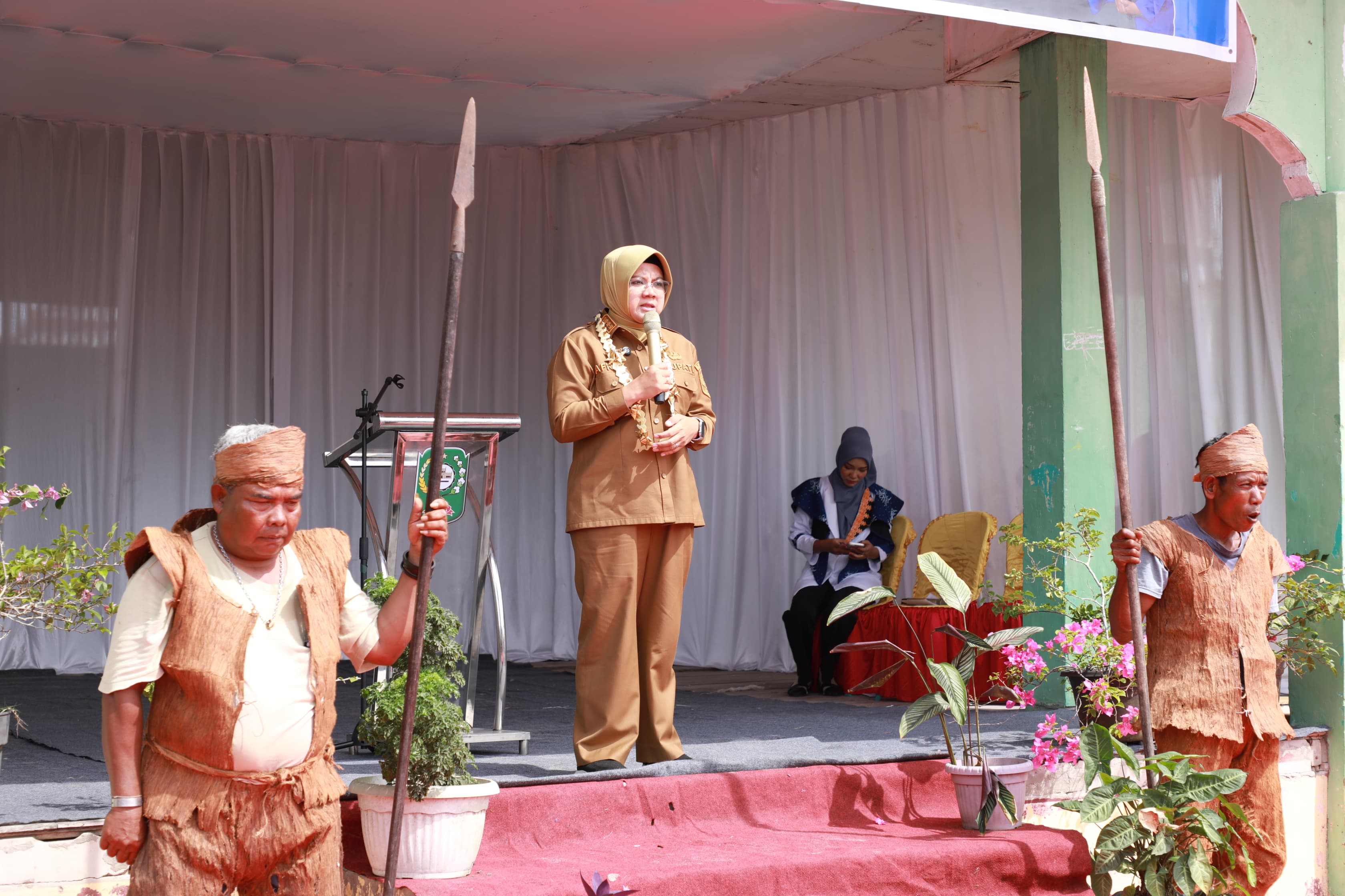 Bupati Afni Dorong Perda Pengakuan Masyarakat Adat Sakai
