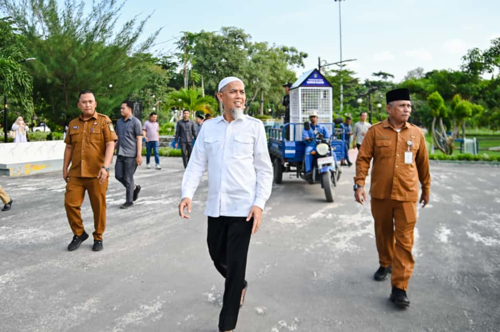 Wali Kota Paisal Tinjau Peletakan Enam Tempat Sampah Plastik di Taman Bukit Gelanggang Dumai