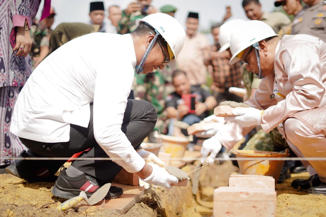 Wabup Jhony Charles dan Dandim 0321 Rohil Letakkan Batu Pertama Pembangunan Fisik KMP