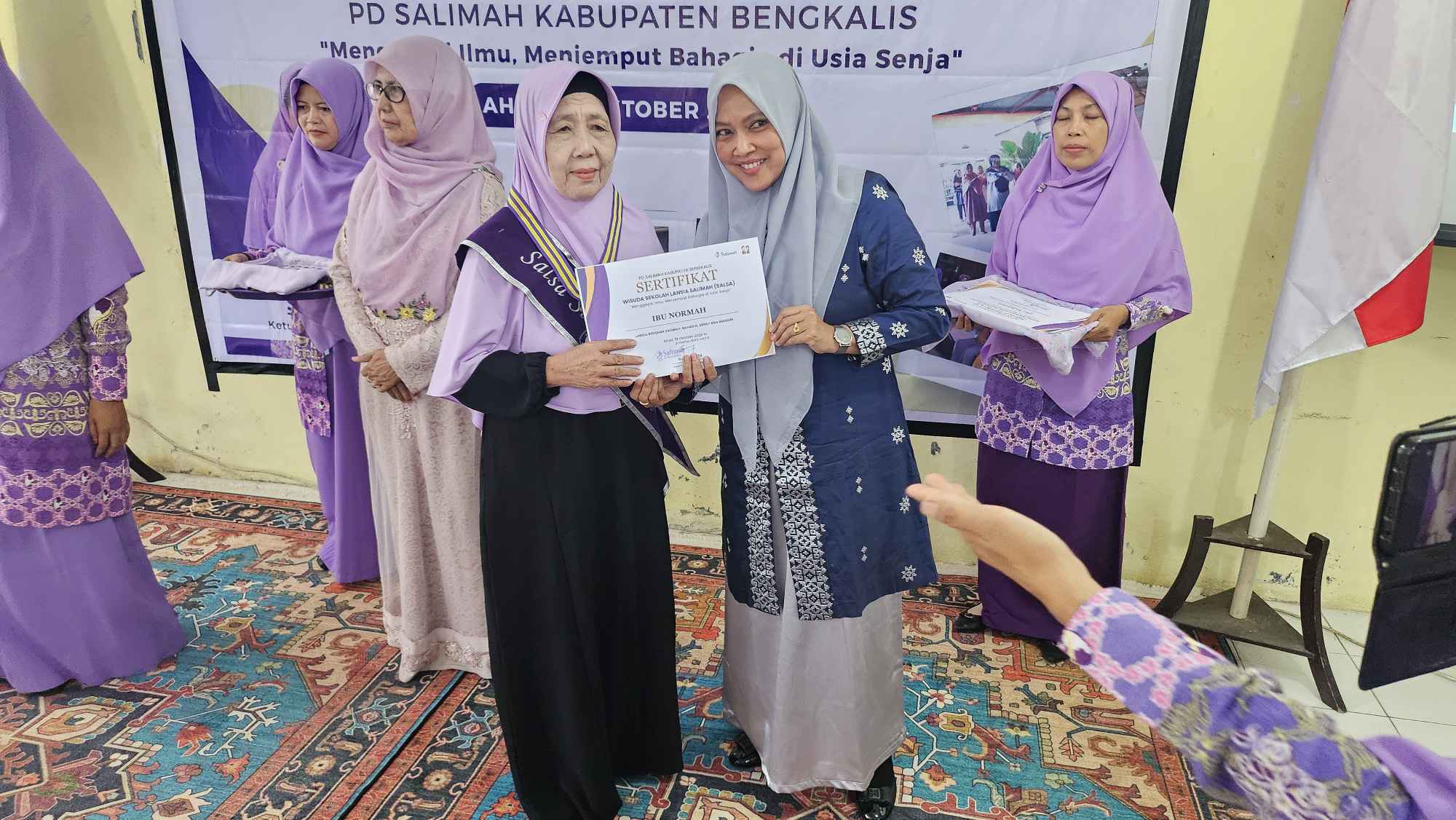Kadis PPPA Kabupaten Bengkalis Apresiasi Wisudawati Lansia SALIMAH