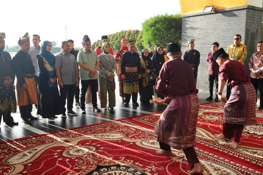 Gubernur Riau Abdul Wahid Sambut Kajati Riau yang Baru di Bandara SSK II Pekanbaru