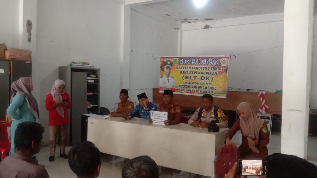 Salurkan BLT Desa, Penghulu Sungai Bakau Harapkan Ekonomi Masyarakat Meningkat