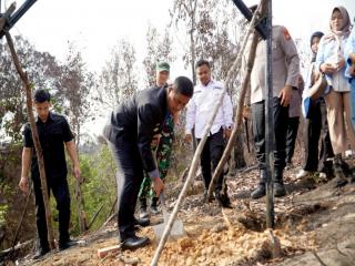 Pasang Plang Sosialisasi Cegah Karhutla, Bupati Kampar: Jangan Merambah dan Jangan Bakar Hutan