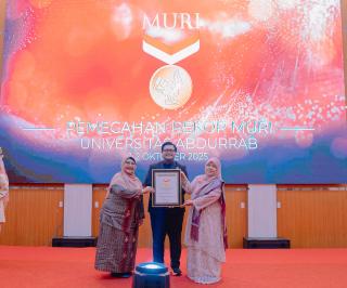 Univrab Pekanbaru Catatkan Rekor MURI Penulisan Essay Biografi Tokoh Terbanyak 