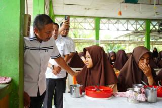 Gubri Abdul Wahid Pastikan Program MBG di Riau Berjalan Baik