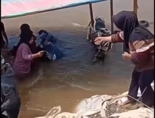 Rakit Penyeberangan di Sungai Rokan Tenggelam, Semua Penumpang Selamat