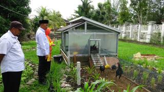 Biar Produktif, Bupati Herman dan Ketua TP PKK Ajak Warga Bertanam dan Beternak