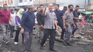 313 Lapak Terbakar, Bupati Inhil Janji Bangun Kembali Pasar Terapung Tahun 2026
