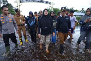 Bupati Afni Tinjau Lokasi Banjir di Koto Gasib