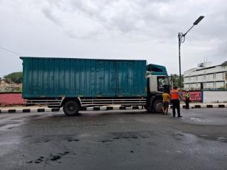 Truk Bertonase Besar Langgar Aturan di Jalan Sudirman, Langsung Ditilang