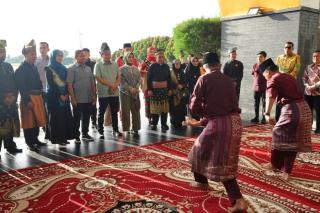 Gubernur Riau Abdul Wahid Sambut Kajati Riau yang Baru di Bandara SSK II Pekanbaru