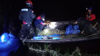 Damkar Inhil Amankan Tiga Ekor Buaya dari Sungai Indragiri