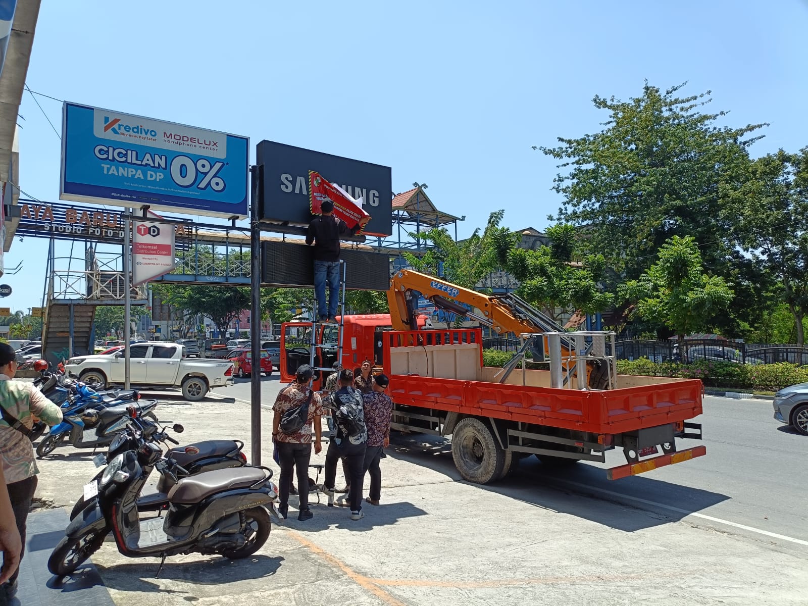 Bapenda Pekanbaru Segel Belasan Reklame Nunggak Pajak