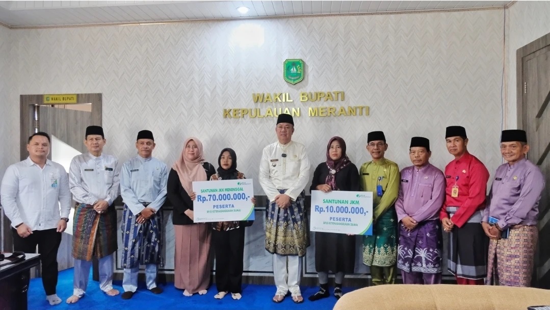 Wabup Muzamil Serahkan Manfaat Klaim BPJS Ketenagakerjaan bagi Pekerja Rentan di Meranti