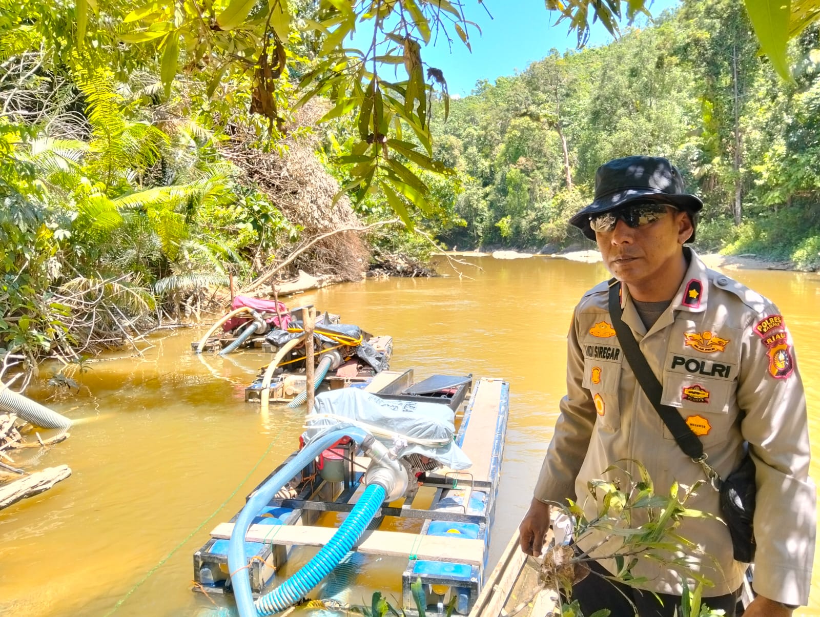 Polisi Obok-obok Tambang Emas Ilegal, 7 Rakit Mesin Isap Diamankan di Kampar