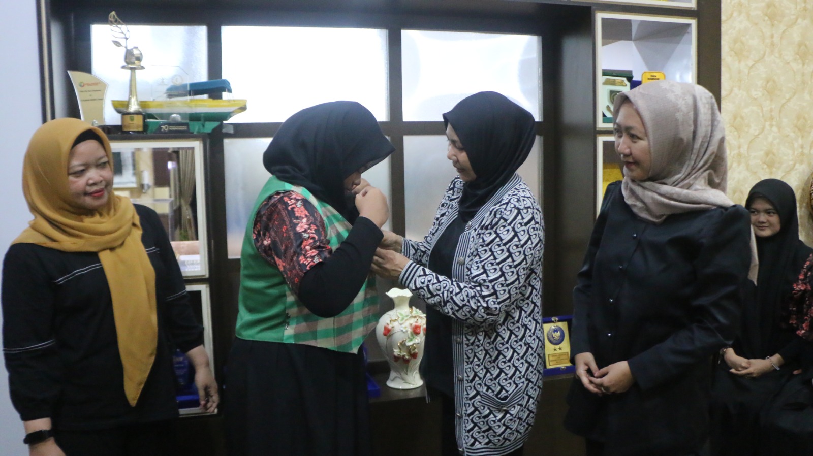 Ketua Dekranasda Dukung Tim LCC SMAN 1 Tembilahan Hulu ke Tingkat Nasional 