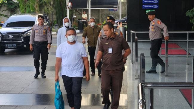 Pakai Kaus Putih, Gubernur Riau Abdul Wahid Tiba di Gedung KPK Usai Terjaring OTT