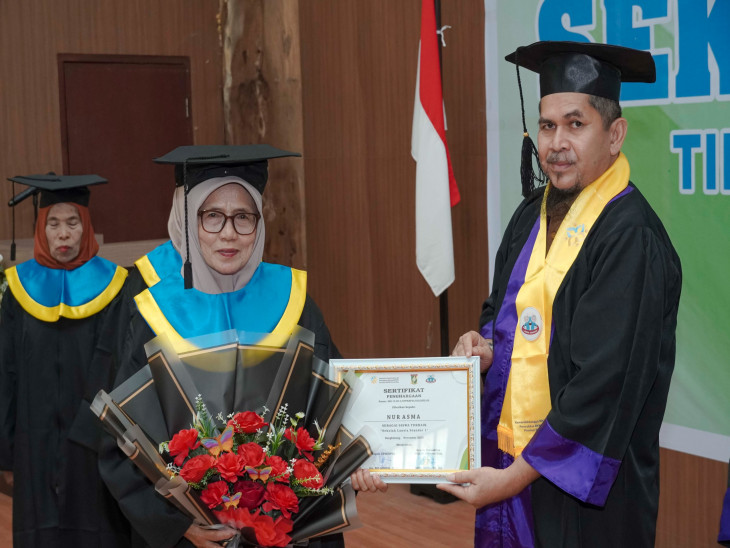 Sekolah Lansia Kampar Wisuda 90 Peserta, Tertua 85 Tahun