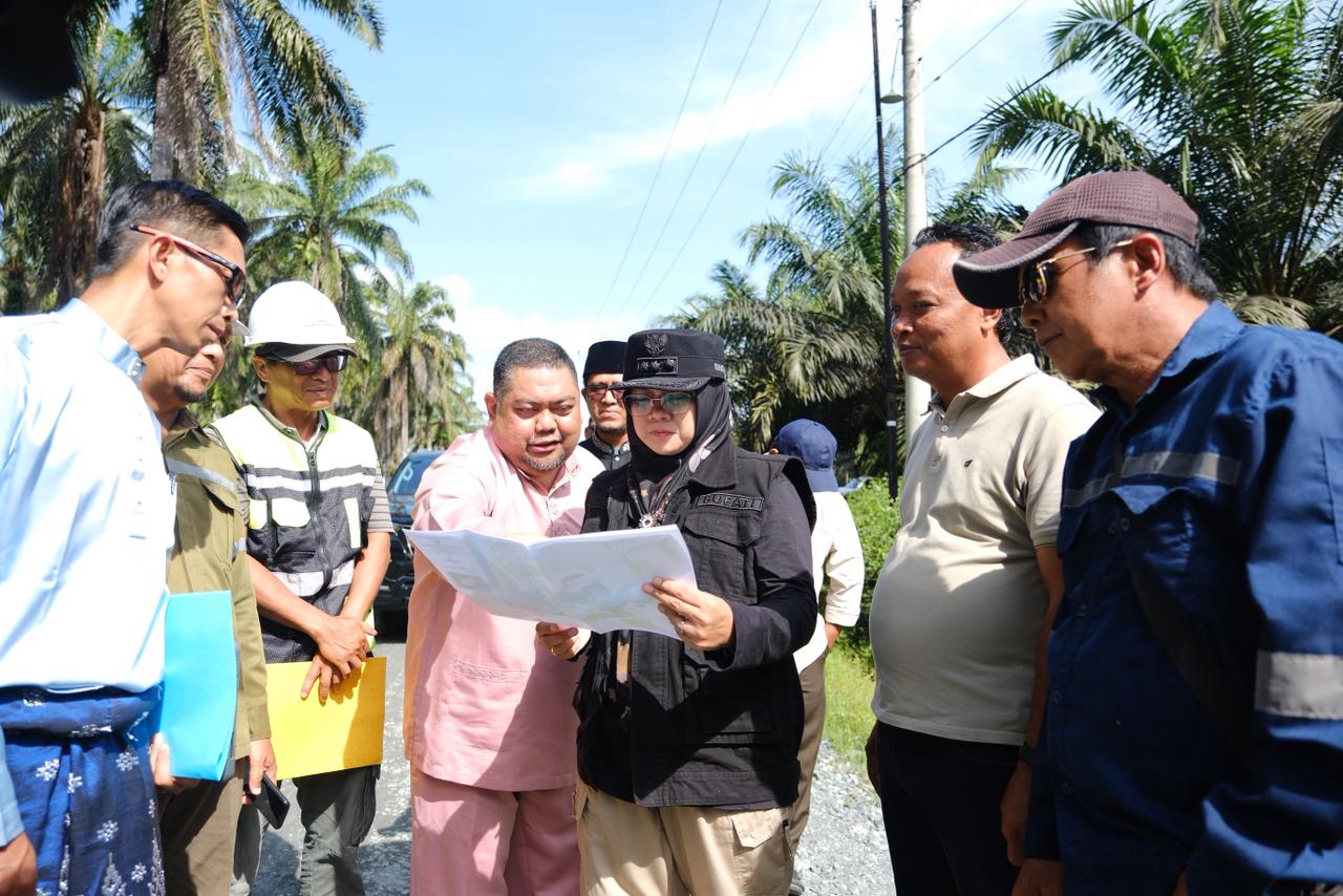 Bupati Afni Tinjau Pengerjaan Jalan Lintas Kampung, Tekankan Pembangunan Bertahap