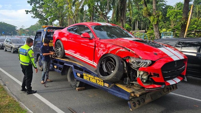 Ford Mustang Tabrak Pohon di Sudirman Pekanbaru, Pengemudi Alami Luka dan Mobil Ringsek