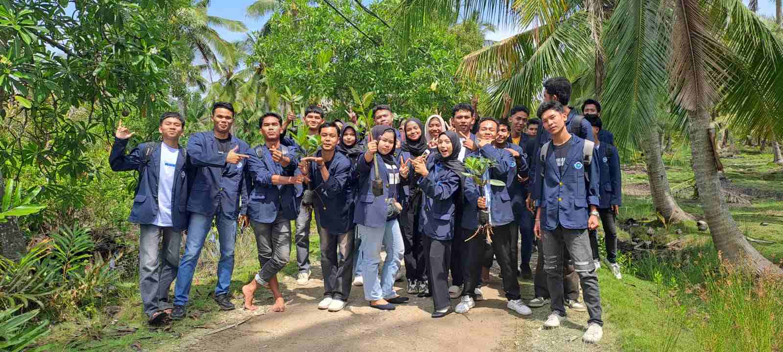 Mahasiswa Polbeng Lakukan Survei Lapangan di Teluk Pambang untuk Proyek Kolaborasi MKWK