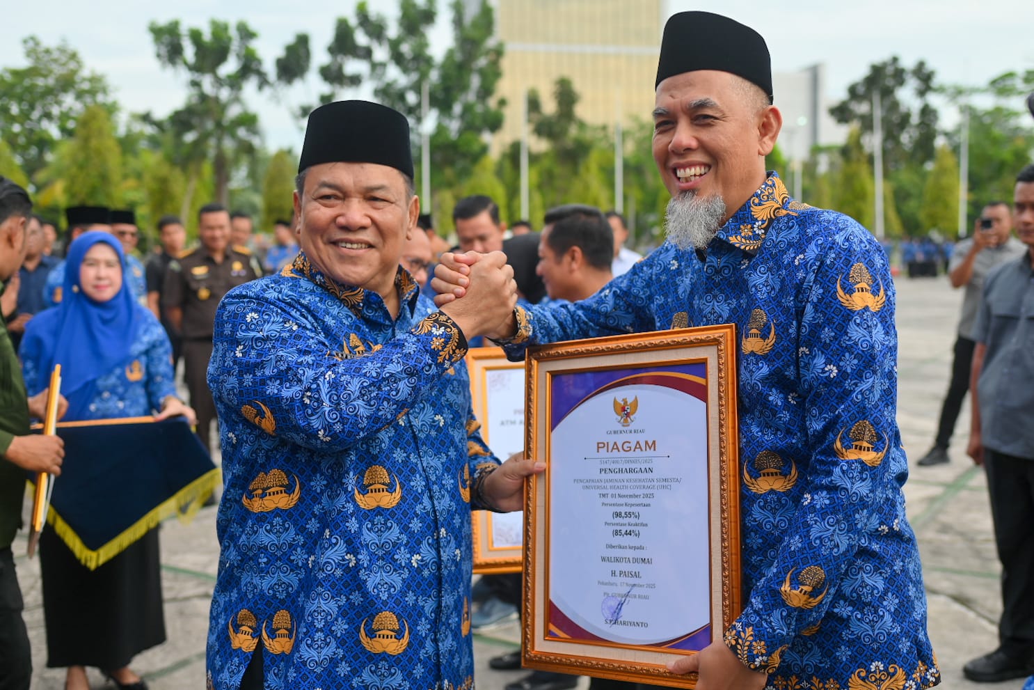 UHC Tembus 98,55%, Wali Kota Paisal Terima Penghargaan dari Plt. Gubernur Riau