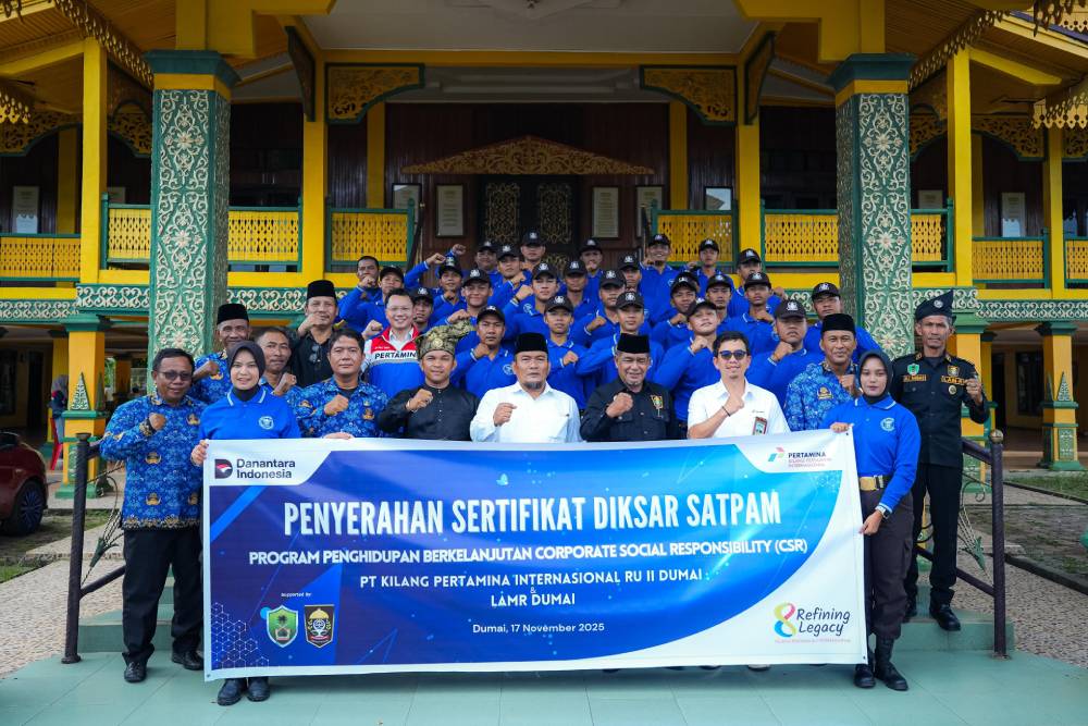 Dorong Kemandirian Tenaga Kerja Lokal, Wawako Dumai Serahkan Sertifikat Diksar Satpam
