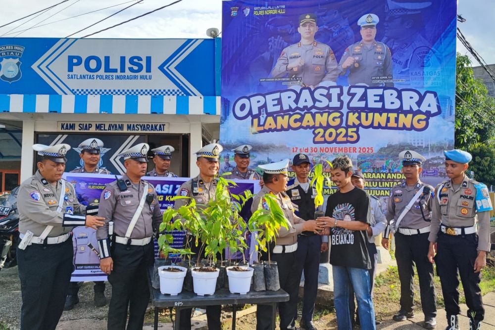 Pengendara Tertib Lalulintas di Inhu Diganjar Hadiah Bibit Pohon saat Operasi Zebra 2025