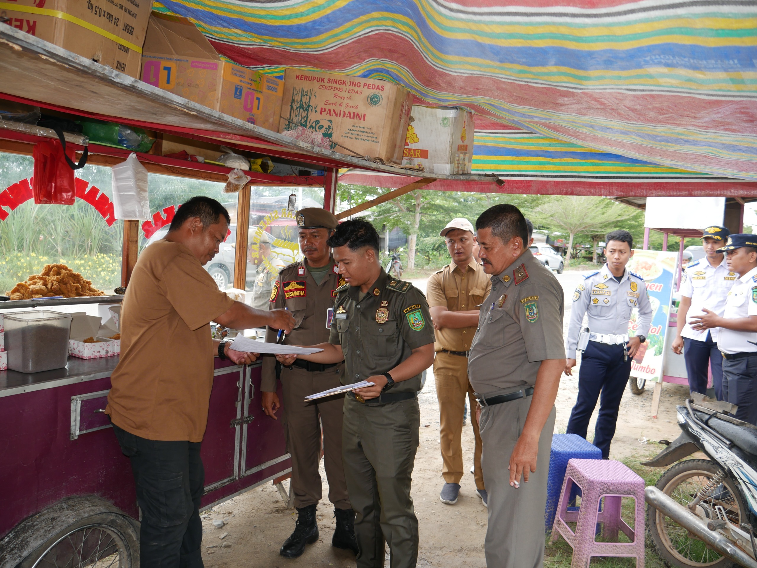 Pemkab Rohil Serius Tata Kawasan, Satpol PP Serahkan Teguran Ketiga kepada PKL Bundaran Pedamaran