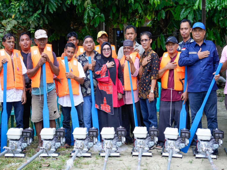 Wabup Misharti Serahkan Paket Bantuan Perikanan untuk Nelayan Siak Hulu
