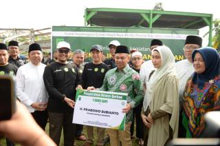 Gubri Abdul Wahid Salurkan Sapi Kurban Presiden RI